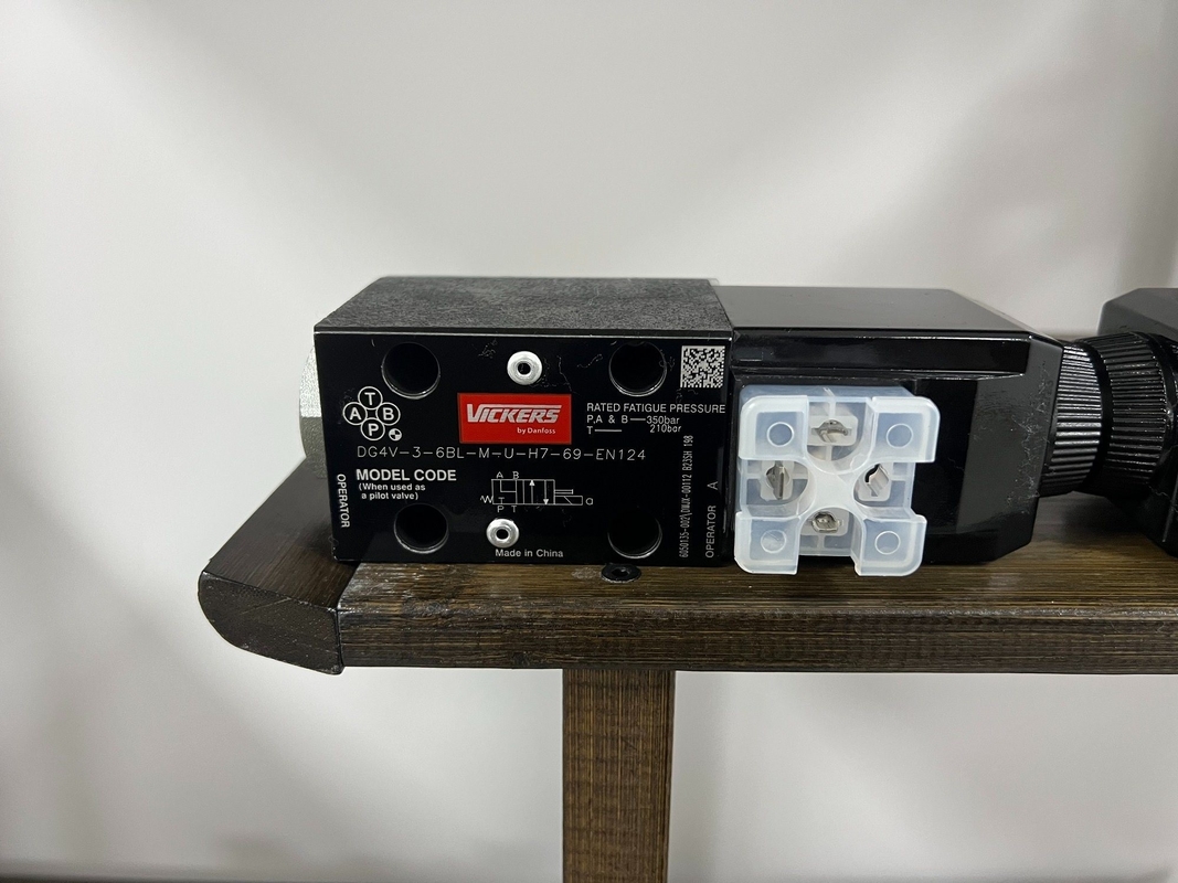 Confezione Dimensione 5,00 cm * 6,00 cm * 7,00 cm Valvola solenoide in ghisa Dg4V-3-6bl-M-U-H7-69-En124